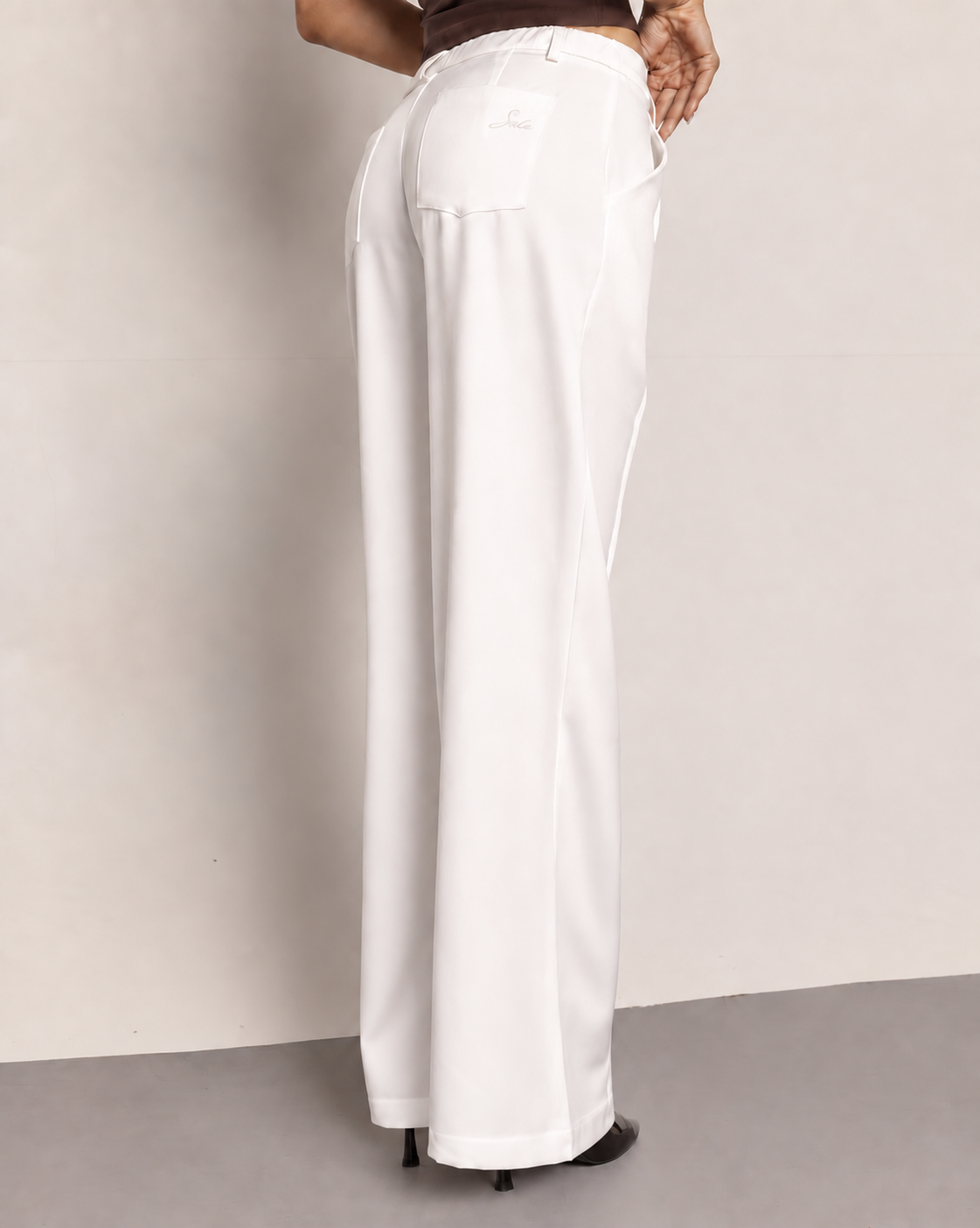 Classic pant blanco • Pantalón blanco con aplique bordado