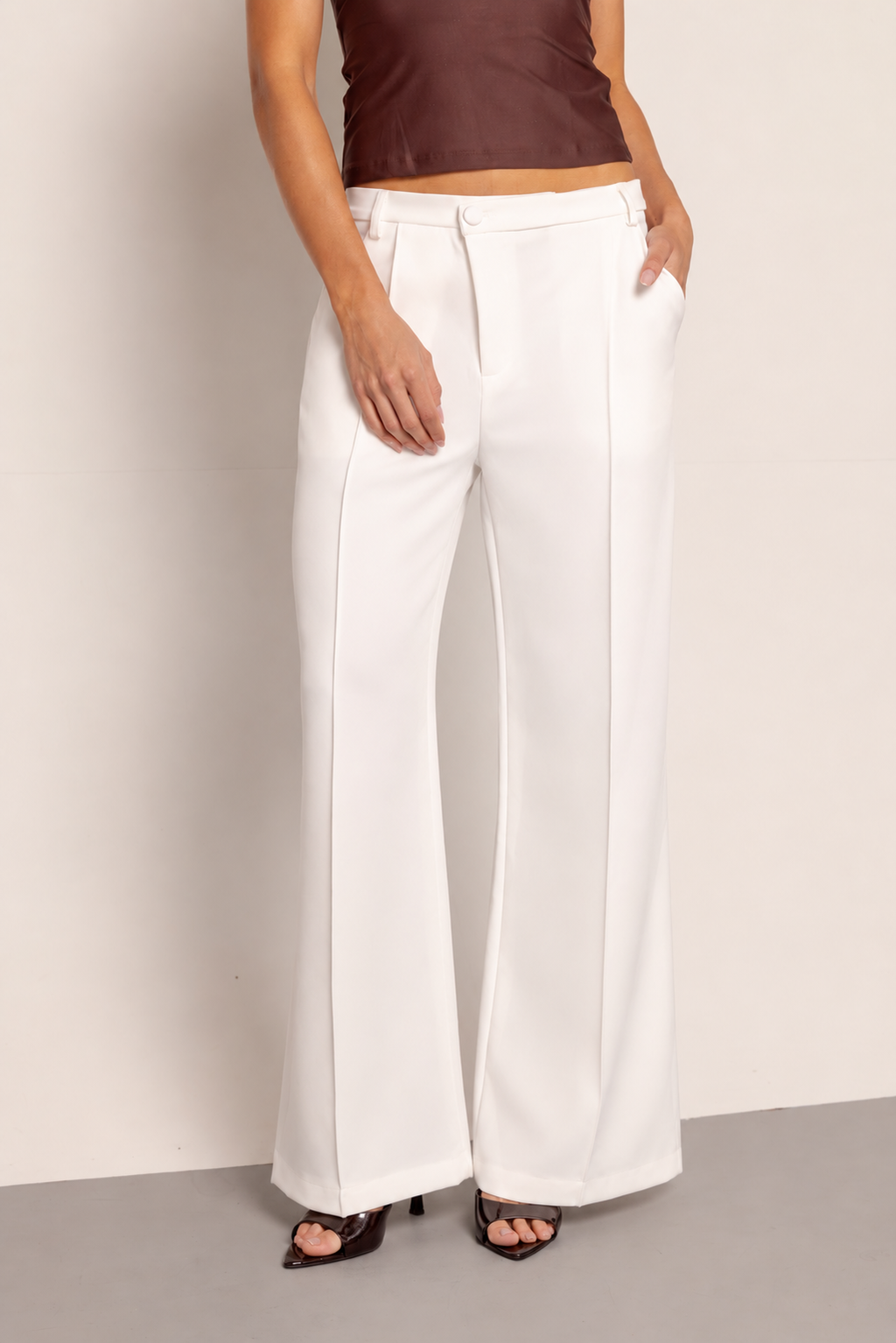 Classic pant blanco • Pantalón blanco con aplique bordado