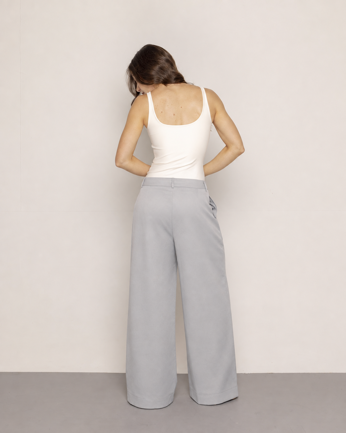 Classic pant gris • Pantalón con aplique bordado