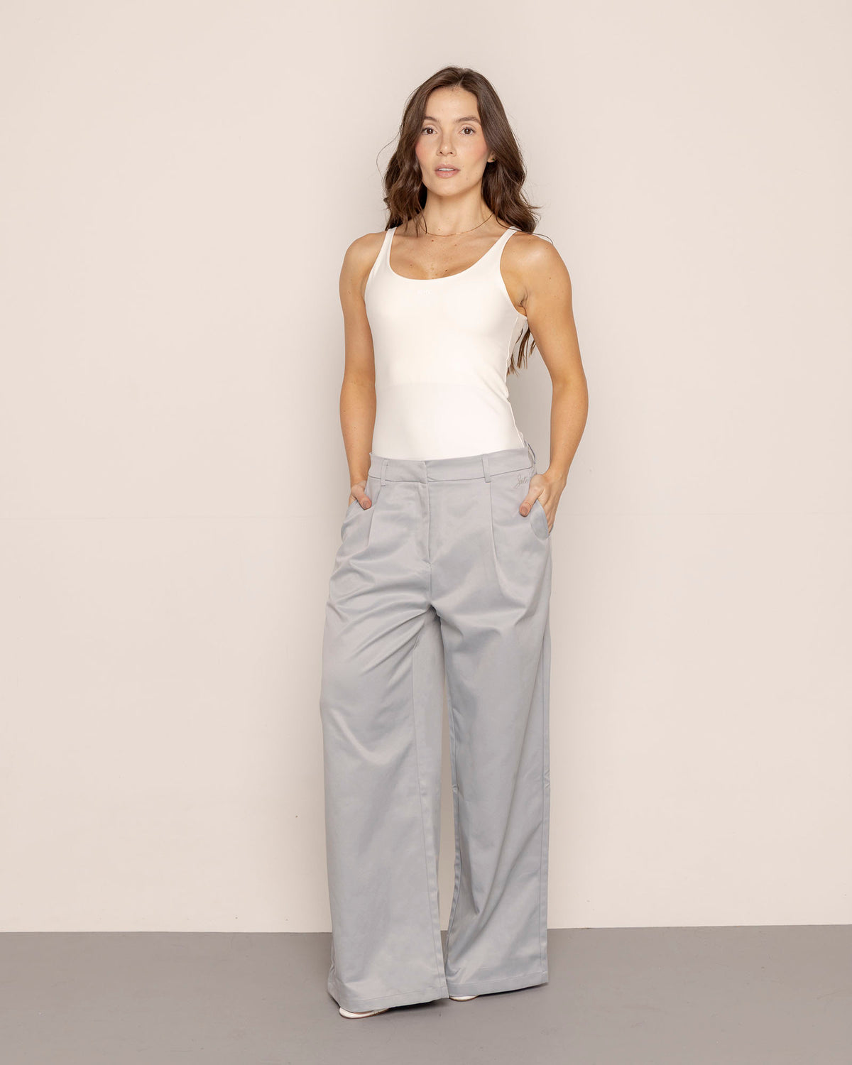 Classic pant gris • Pantalón con aplique bordado