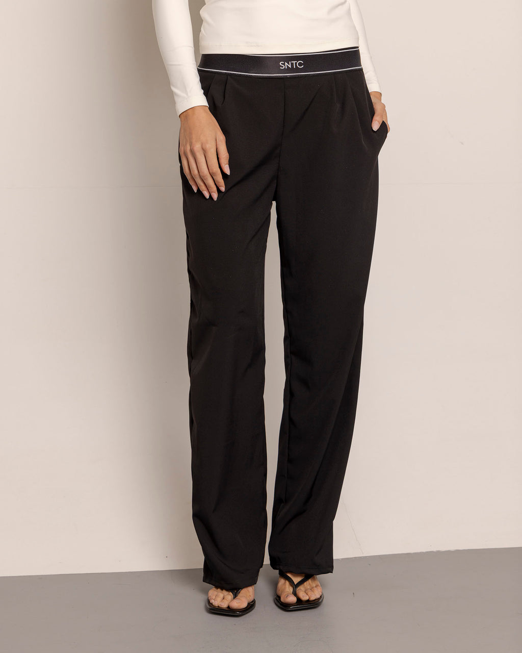 Pantalón Suite Up • Pantalón con pretina elástica